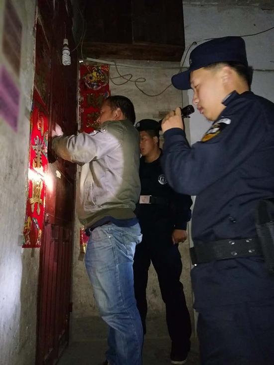 昂武镇粗心妈妈误将幼女锁家中 民警全城寻开锁师傅开门